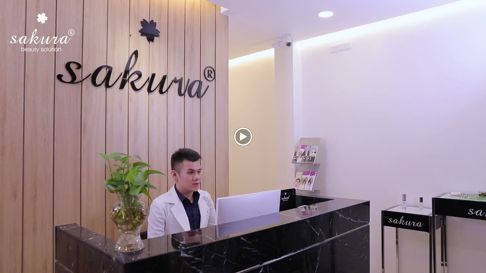 Không gian Spa Sakura Japan với ánh đèn ấm và nội thất gỗ kiểu Nhật